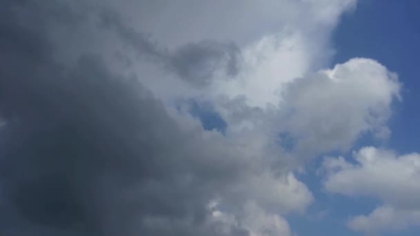 Espetaculares nuvens cobrem céu, Altocumulus, crepúsculo. — Vídeo de Stock