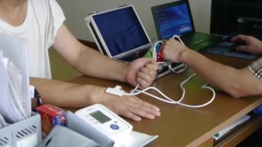 Çin-Ağu 16, 2017:Doctor onay tansiyon hastada kullanım elektronik donanımları için.