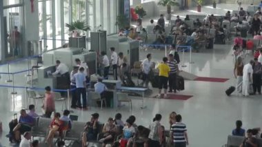 Çin-Ağu 16, 2017: meşgul Havaalanı ve tren station.waiting hall timelapse girişine.