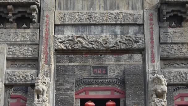 China arco de piedra y leones de piedra en frente de la antigua puerta de la ciudad . — Vídeos de Stock