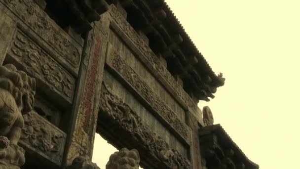 China arco de piedra y antiguos eaves.Majestic mirando hacia arriba ángulo . — Vídeo de stock