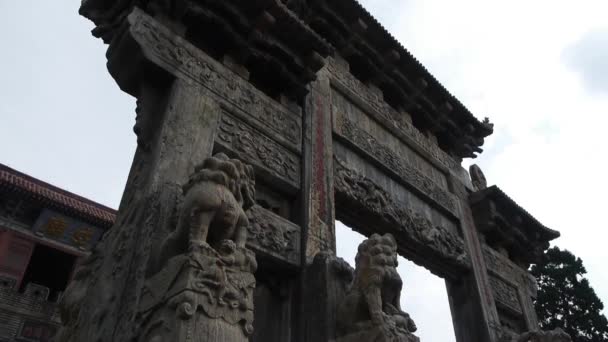 China arco de piedra y antiguos eaves.Majestic mirando hacia arriba ángulo . — Vídeos de Stock