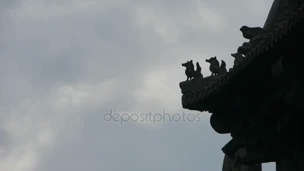 Escultura em beirados do telhado, China antiga arquitetura.vigas esculpidas & construção pintada — Vídeo de Stock
