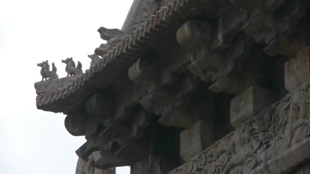 Skulptur auf Dachüberhängen, China alte Architektur.Chinesische Stein Gedenkbogen. — Stockvideo