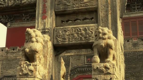 China stenen boog & stenen leeuwen voor oude stadspoort. — Stockvideo