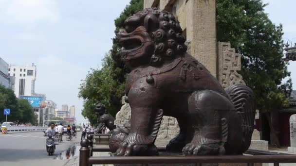 China-Oct 09, 2016:Bronze metalen stenen leeuw unicorn & China stenen boog voor oude stad gat — Stockvideo