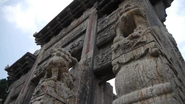 China stenen boog gebouw & oude stadspoort. Wolk, stenen leeuwen Eenhoorn. — Stockvideo
