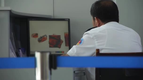 Čína-říjen 09, 2016:Men pomocí elektronického skeneru ke kontrole položek na letišti & železniční stanice. — Stock video
