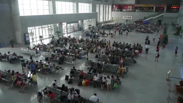 China-Aug 16.08.07: Viele Menschen in belebter Wartehalle. Eingang Flughafen & Bahnhof. — Stockvideo