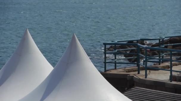 Wasser plätschert Oberfläche & weißer Pavillon-Schuppen. — Stockvideo