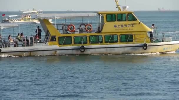 China-Ago 22,2017: barco de pasajeros, yates y lanchas rápidas de transporte de vela en la superficie de sea.water — Vídeo de stock