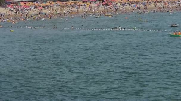 China-22. aug 2017: viele menschen an überfüllten badestrand.menschen schwimmen im meer, Chinas qingd — Stockvideo