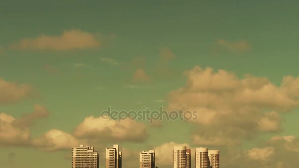 Movimento de nuvens no céu, construindo arranha-céus na cidade urbana. — Vídeo de Stock