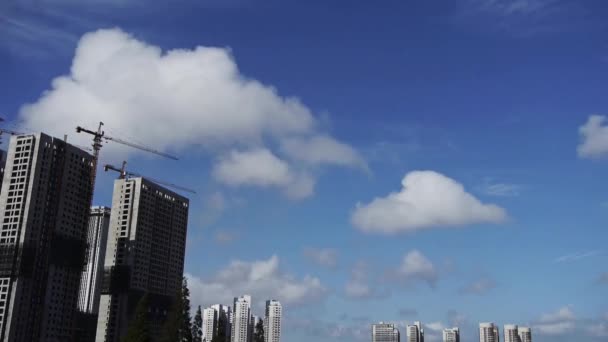 Κίνηση των νεφών altocumulus στον ουρανό, κτίριο ουρανοξύστη & σκαλωσιές στο αστικό — Αρχείο Βίντεο