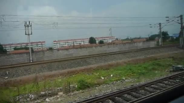 Snel rijdende treinreizen, landschap buiten window.train-station. — Stockvideo