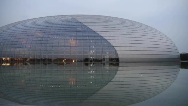 Kina-Sep 22, 2016:Beijing Kina National Grand Theatre i eftertanke i sjön water.ornate moderna — Stockvideo