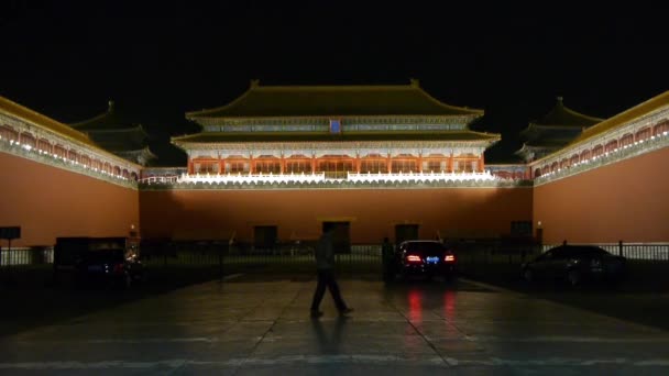 Cina-22 settembre 2016: L'uomo cammina davanti al palazzo della Città Proibita, alla macchina e alla Grande Muraglia — Video Stock