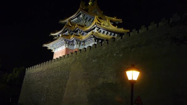 Panorámico de Beijing Ciudad Prohibida torreta y luces de la calle en la noche.Magnífico pa — Vídeos de Stock