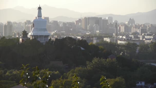 Panoramautsikt över BeiJing BeiHai Park Vita tornet och metropolen höghus buildi — Stockvideo