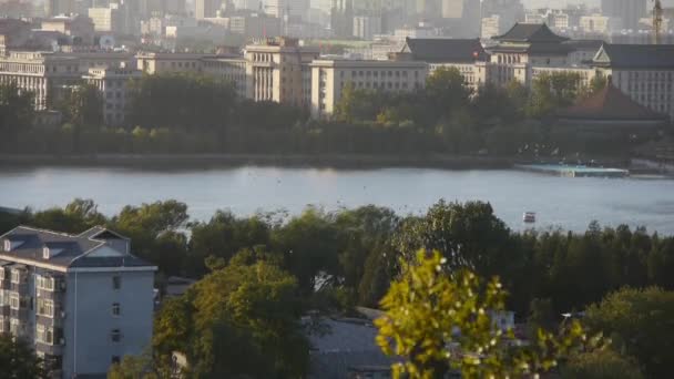 Panoramatický pohled z Peking Beihai Park & hejno bílých holubů na jezeře. — Stock video