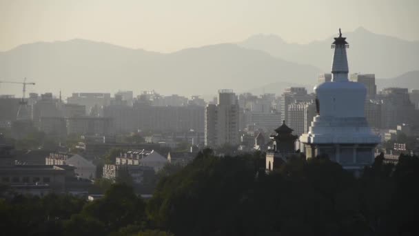 Panoramatický výhled na BeiJing BeiHai Park White Tower & Metropolis high rise buildi — Stock video