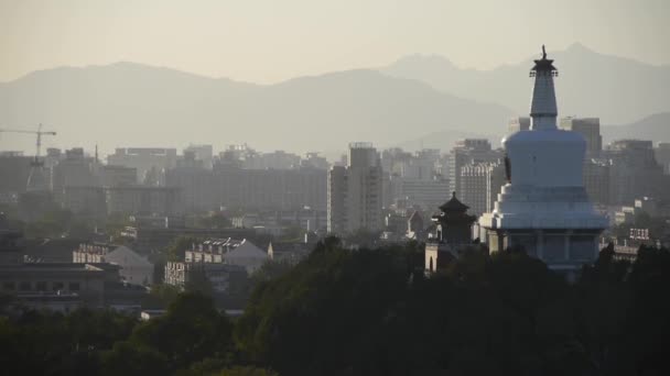 Vista panorámica de BeiJing BeiHai Park White Tower & metropolis high rise buildi — Vídeo de stock