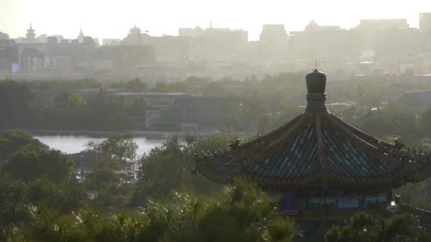 Niebla polvo neblina cubierta Pabellón de Beijing & metrópolis edificios de gran altura urbana . — Vídeo de stock