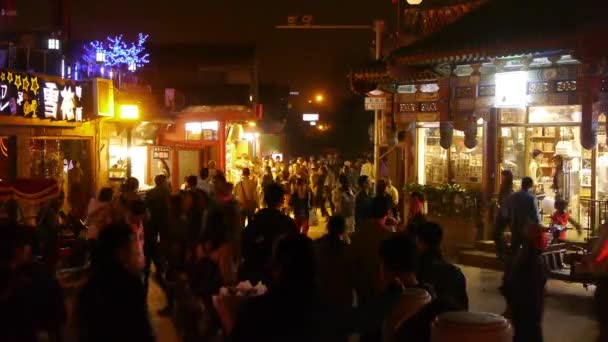中国 10 月 12、2016:Pedestrians 石の橋ネオンで歩いてバー コマーシャル ストリート北京 Houh で — ストック動画
