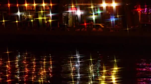 Réflexion sur le lac avec splendide Chine ancien éclairage architectural la nuit . — Video
