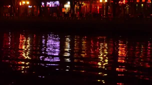 Elmélkedés a tó csodálatos kínai ókori építészeti világítás este. — Stock videók