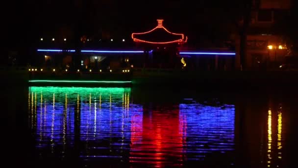 Reflection on lake with splendid China ancient architectural lighting. — Stock Video