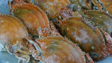 Çevirmeli plaka içinde nefis yengeç. Donmuş balıkçılık buzu..