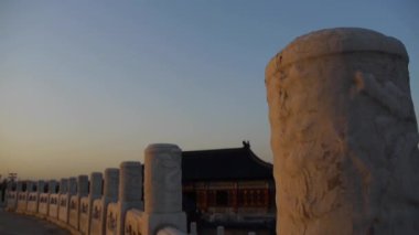 Gün batımında uzun beyaz taş yeşim korkuluk. Çin antik tapınak.