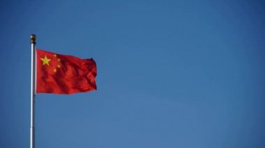 Rüzgar ve mavi gökyüzü Çin kırmızı bayrak sallaması.