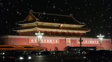 Çin-Eyl 22, 2016:Beijing Tiananmen Meydanı'na gece sahne, kış kar trafikte Chang'an sokak.