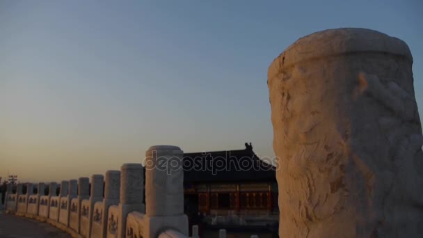 Dlouhé bílé kamene jade zábradlí při západu slunce. Čína starobylé architektury chrám. — Stock video