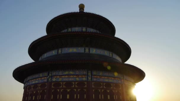 Pekin 'deki Cennet Tapınağı. Çin' in günbatımında parlayan antik kraliyet mimarisi. — Stok video