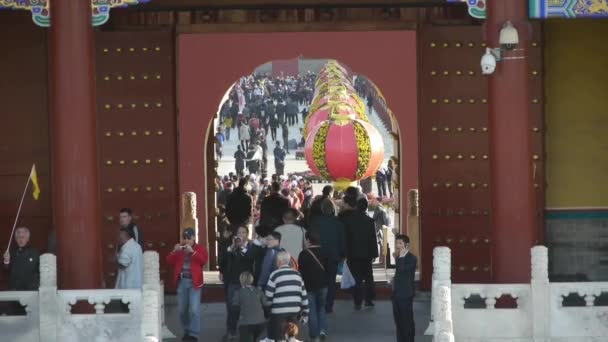 China-Oct 09, 2016:Tourists bezoekers op rode deur, Chinese rode lantaarns. De eeuwenoude architectuur van China — Stockvideo