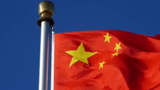 Chinesische rote Flagge flattert in Wind & blauem Himmel. — Stockvideo