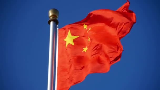 Bendera merah Cina berkibar dalam angin & langit biru . — Stok Video