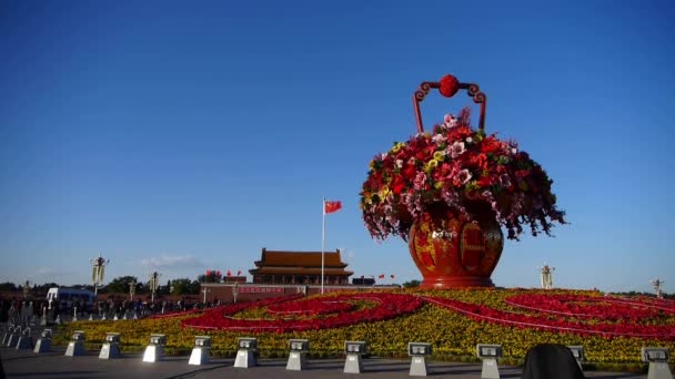 Mavi gökyüzünde çiçeklerle dolu muhteşem sepetler. Pekin Tiananmen Meydanı güneşli.. — Stok video