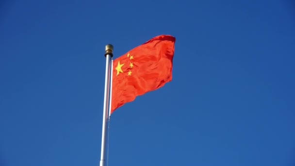 Drapeau rouge chinois flotte dans le vent & ciel bleu . — Video