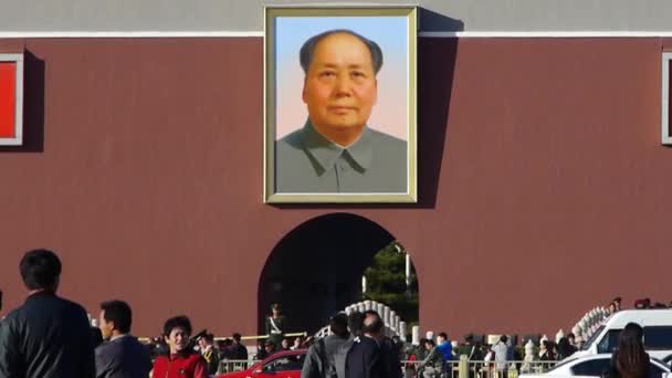 China-sep 22,2016: maozedong portrait & slogans on beijing tiananmen square, chinesischer tourist in stree — Stockvideo