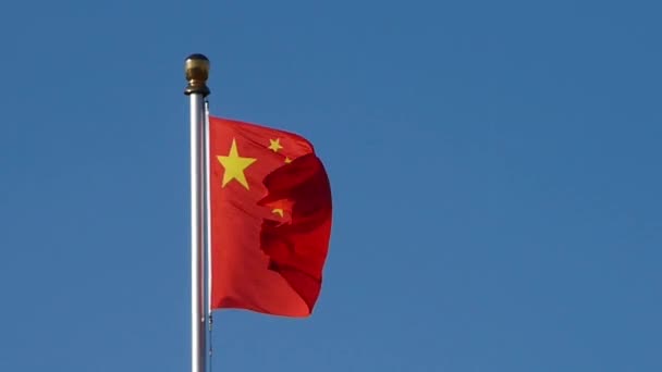 Chinese red flag flutters in wind & blue sky. — Stock Video