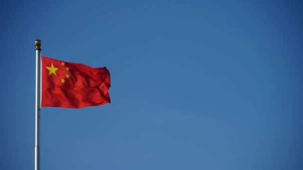 Kínai vörös zászló zuhan a szél & kék ég. — Stock videók