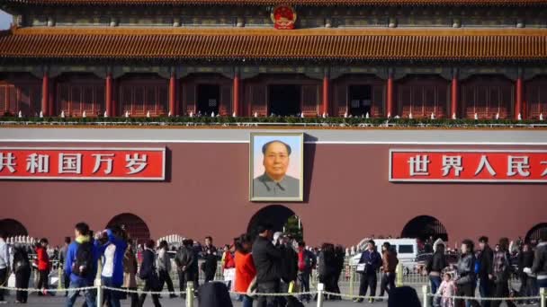 China-Sep 22,2016: MaoZeDong retrato y eslóganes en Beijing Tiananmen Square, turista chino en Stree — Vídeos de Stock