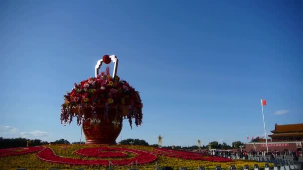 Mavi gökyüzünde çiçeklerle dolu muhteşem sepetler. Pekin Tiananmen Meydanı güneşli.. — Stok video