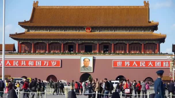 Kina-Sep 22.2016: MaoZeDong-portrett på Beijing Tiananmenplassen, kinesisk turist i gate, traffi – stockvideo