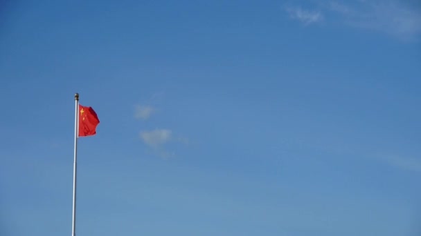 Bandeira vermelha chinesa flutters no vento & céu azul . — Vídeo de Stock