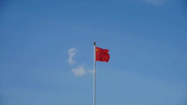 中国红的旗帜飘扬着风 & 蓝蓝的天空. — 图库视频影像